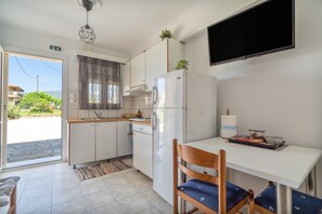 Refrigerador, horno, parrilla de estufa y cafetera y tetera 