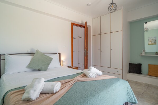 Tabla de planchar con plancha, wifi y ropa de cama 