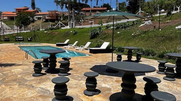 Piscina interna, 2 piscinas externas