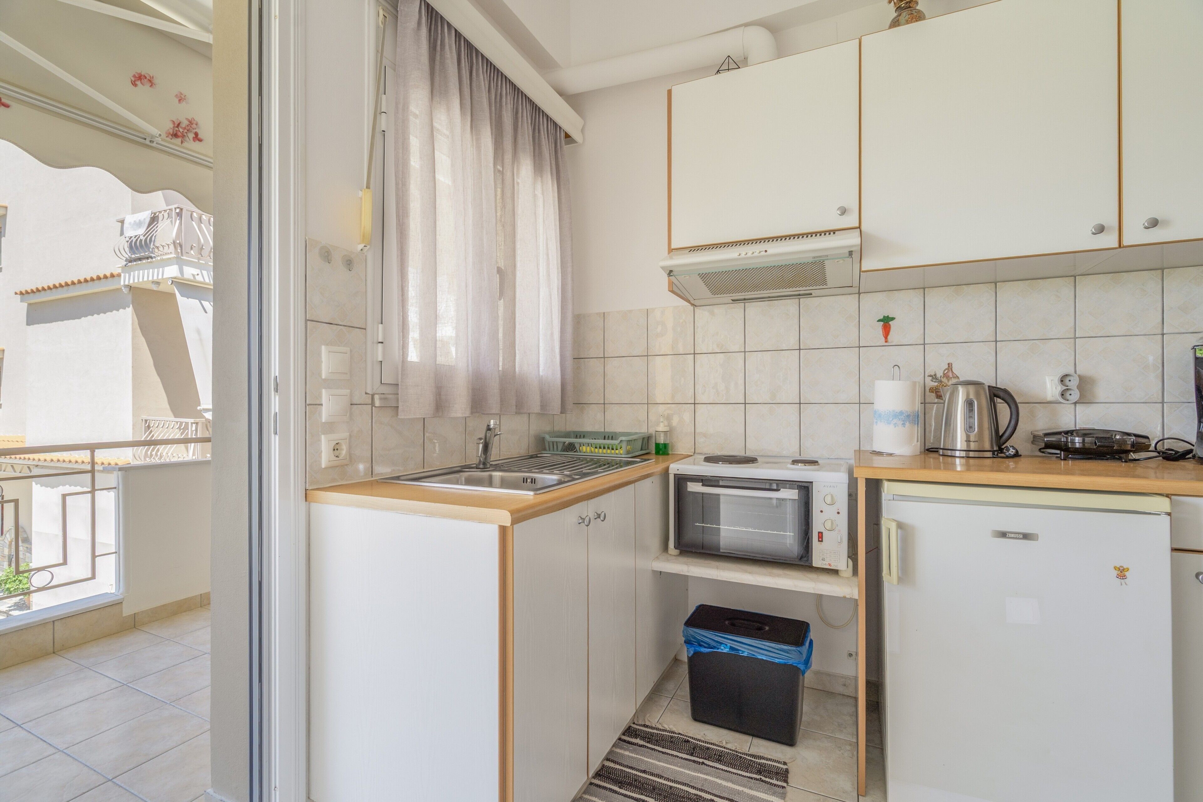 Kühlschrank, Ofen, Herdplatte, Wasserkocher mit Kaffee-/Teezubehör