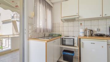 Kühlschrank, Ofen, Herdplatte, Wasserkocher mit Kaffee-/Teezubehör