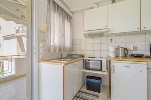 Coffee/tea maker, fridge, oven, stovetop