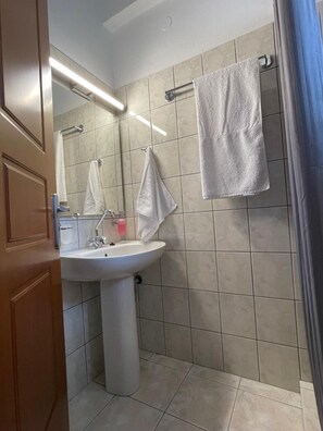 Dusche, Haartrockner, Handtücher