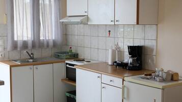 Kühlschrank, Ofen, Herdplatte, Wasserkocher mit Kaffee-/Teezubehör