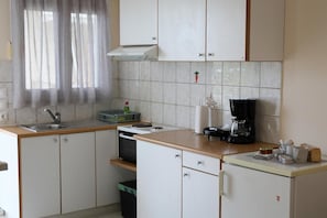 Fridge, oven, stovetop, coffee/tea maker