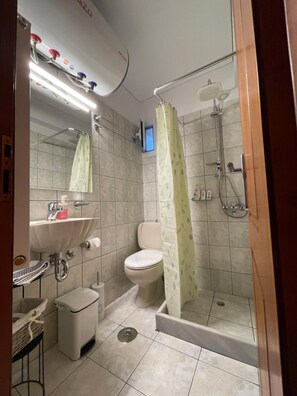 Een douche, een haardroger, handdoeken