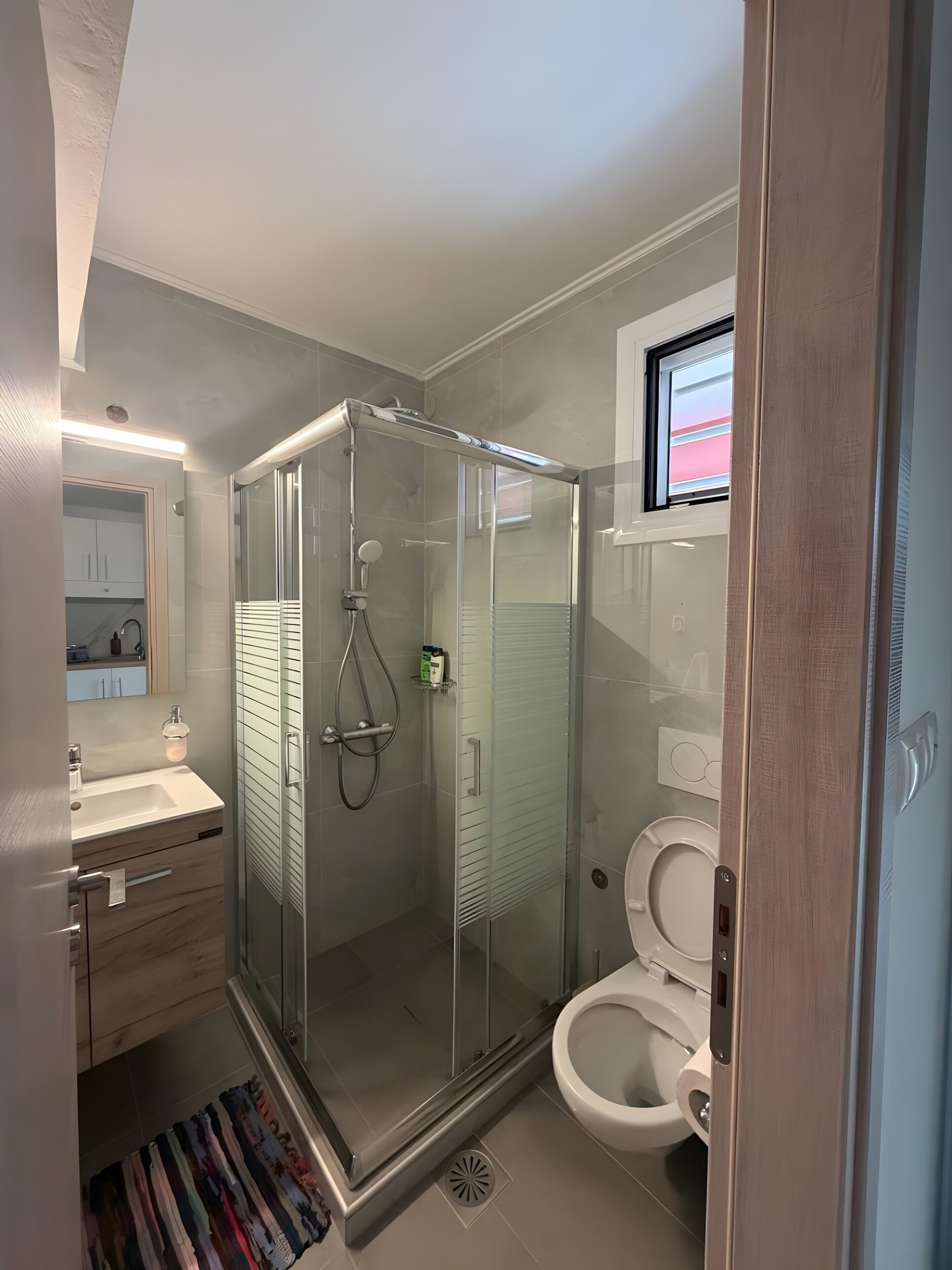 Dusche, Haartrockner, Handtücher
