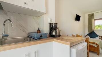 Kühlschrank, Ofen, Herdplatte, Wasserkocher mit Kaffee-/Teezubehör