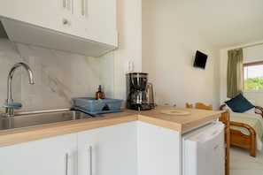 Cafetera y tetera, refrigerador, horno y parrilla de estufa 