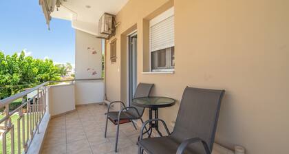 Studio Apartment 'Flo's 5' with Shared Garden, Wi-Fi and Air Conditioning