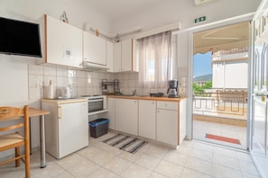 Coffee/tea maker, fridge, oven, stovetop