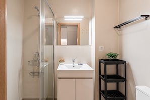 Dusche, Haartrockner, Handtücher