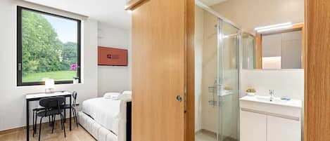 Iron/ironing board, internet, bed sheets