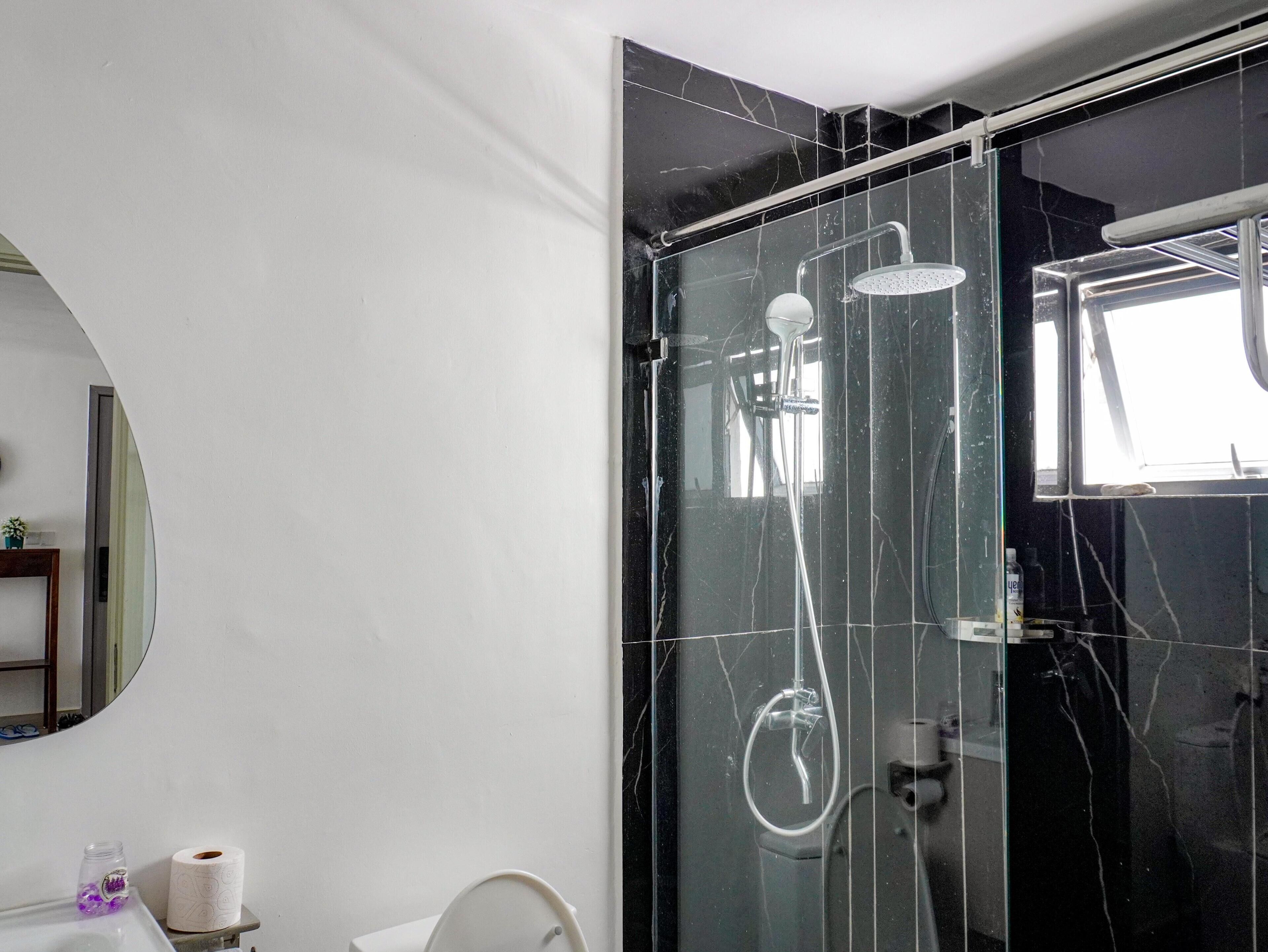 Apartamento clásico, balcón, vistas a la ciudad | Baño | Ducha, zapatillas, toallas y jabón