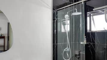 Apartamento clásico, balcón, vistas a la ciudad | Baño | Ducha, zapatillas, toallas y jabón