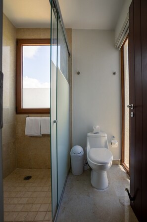 Apartamento, 3 quartos, vista para o mar | Banheiro | Secador de cabelo, toalhas de banho, sabonete, shampoo