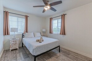 2 bedrooms, iron/ironing board, free WiFi, bed sheets - Comfortable 2-Bedroom Apartment Near ASU, Downtown Tempe & Sky Harbor Airport (Tempe)