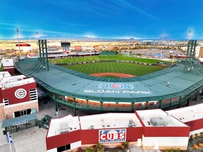 Un stade de baseball doté d’un grand terrain, de zones réservées aux spectateurs et d’une grande enseigne portant l’inscription « CUBS ».