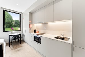 Wasserkocher mit Kaffee-/Teezubehör, Kühlschrank, Mikrowelle, Ofen