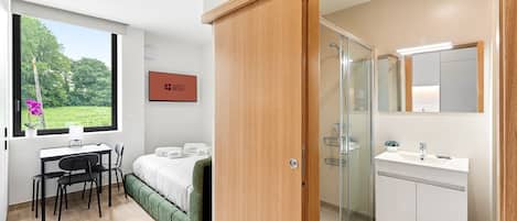 Iron/ironing board, Internet, bed sheets