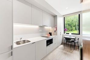 Wasserkocher mit Kaffee-/Teezubehör, Kühlschrank, Mikrowelle, Ofen