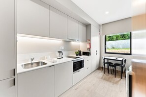Coffee/tea maker, fridge, microwave, oven - GuestReady - Studio S (São Mamede de Infesta)