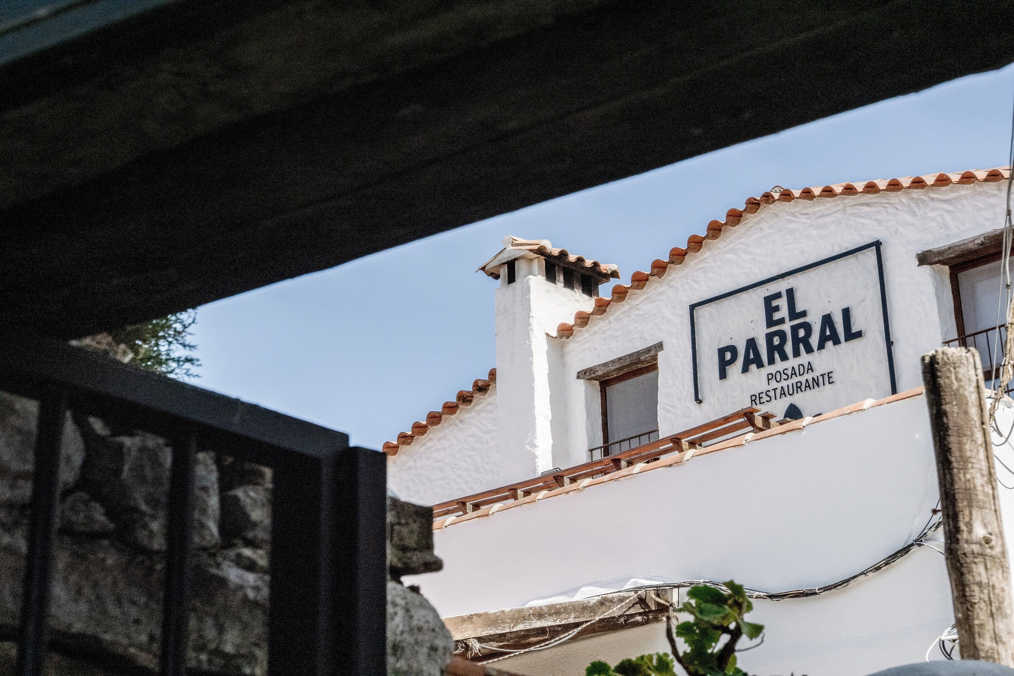 Ein Gebäude mit einem Schild, auf dem 'EL PARRAL POSADA RESTAURANTE' steht.