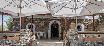 Hostal Posada El Parral – Piscina privata e ristorante nella Sierra de Cádiz