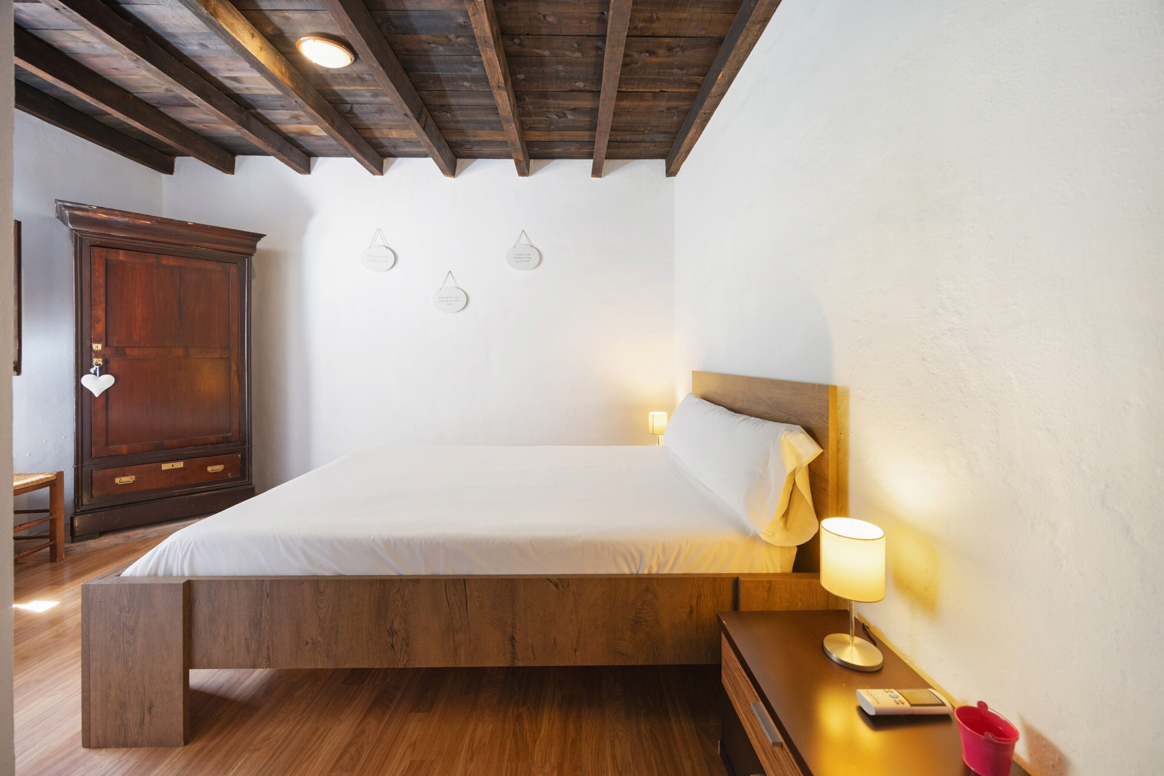 WiFi, bed sheets