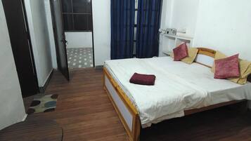 Single Room | Desk, free WiFi