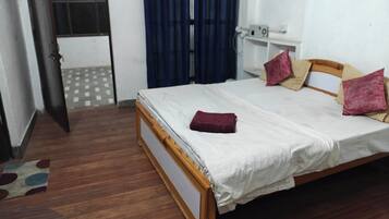Single Room | Desk, free WiFi