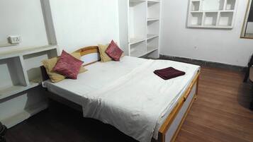 Single Room | Desk, free WiFi