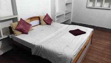 Single Room | Desk, free WiFi