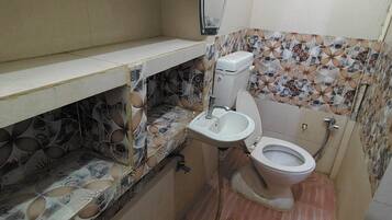 Single Room | Bathroom | Shower, towels, soap