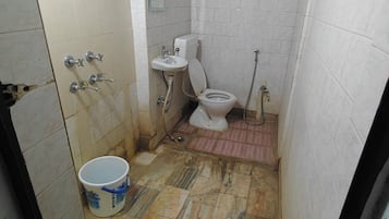 Single Room | Bathroom | Shower, towels, soap