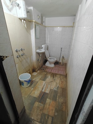 Habitación individual | Baño | Ducha, toallas y jabón