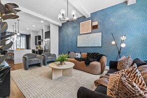 Smart TV, fireplace - The Afterglow: Rooftop, Speakeasy, Sleeps 12 (Nashville)