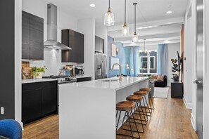 Fridge, microwave, oven, stovetop - The Afterglow: Rooftop, Speakeasy, Sleeps 12 (Nashville)