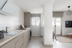 Wasserkocher mit Kaffee-/Teezubehör, Kühlschrank, Mikrowelle, Ofen