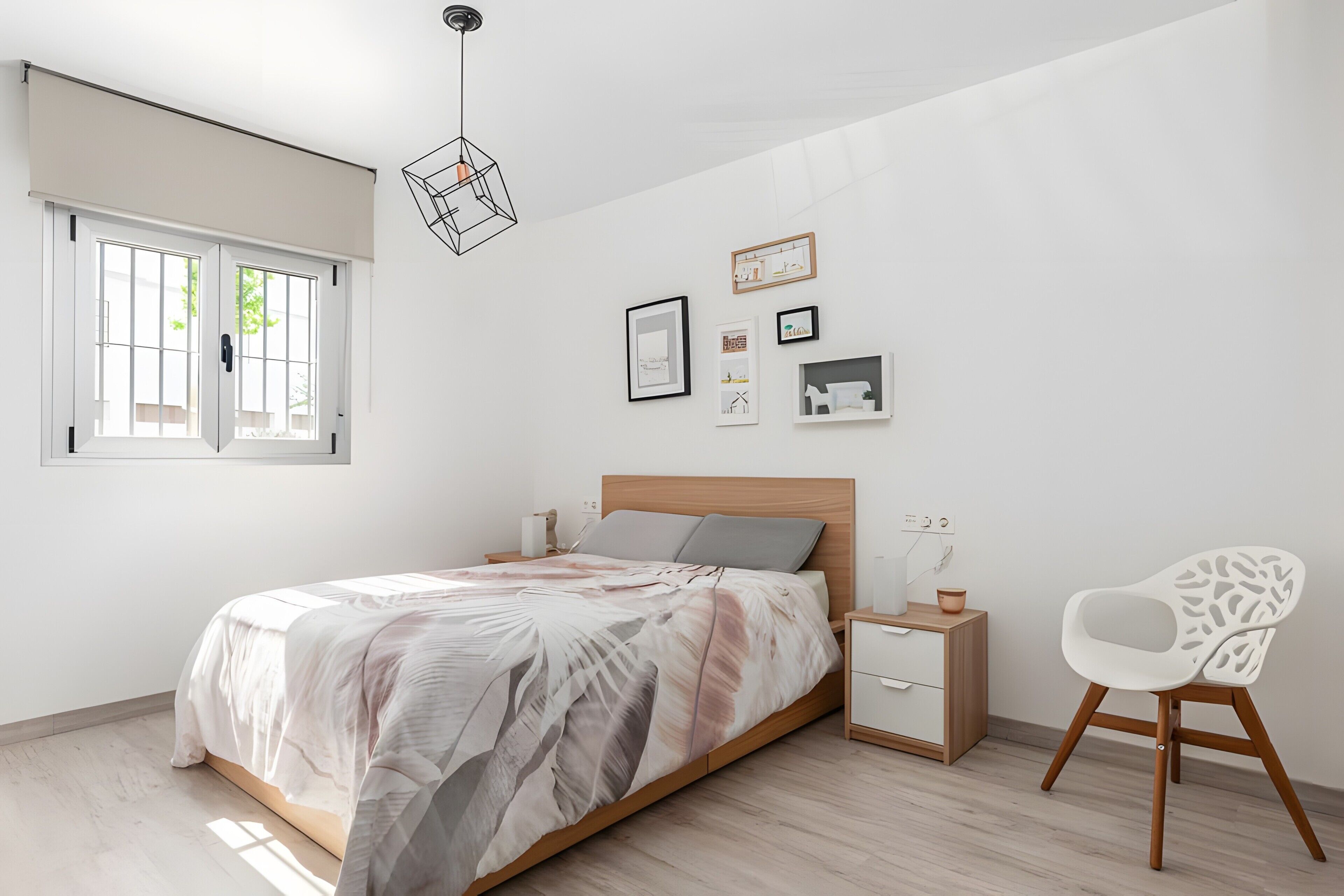 Ein Schlafzimmer mit einem Bett, Nachttischen, einem Sessel und Wandbildern.