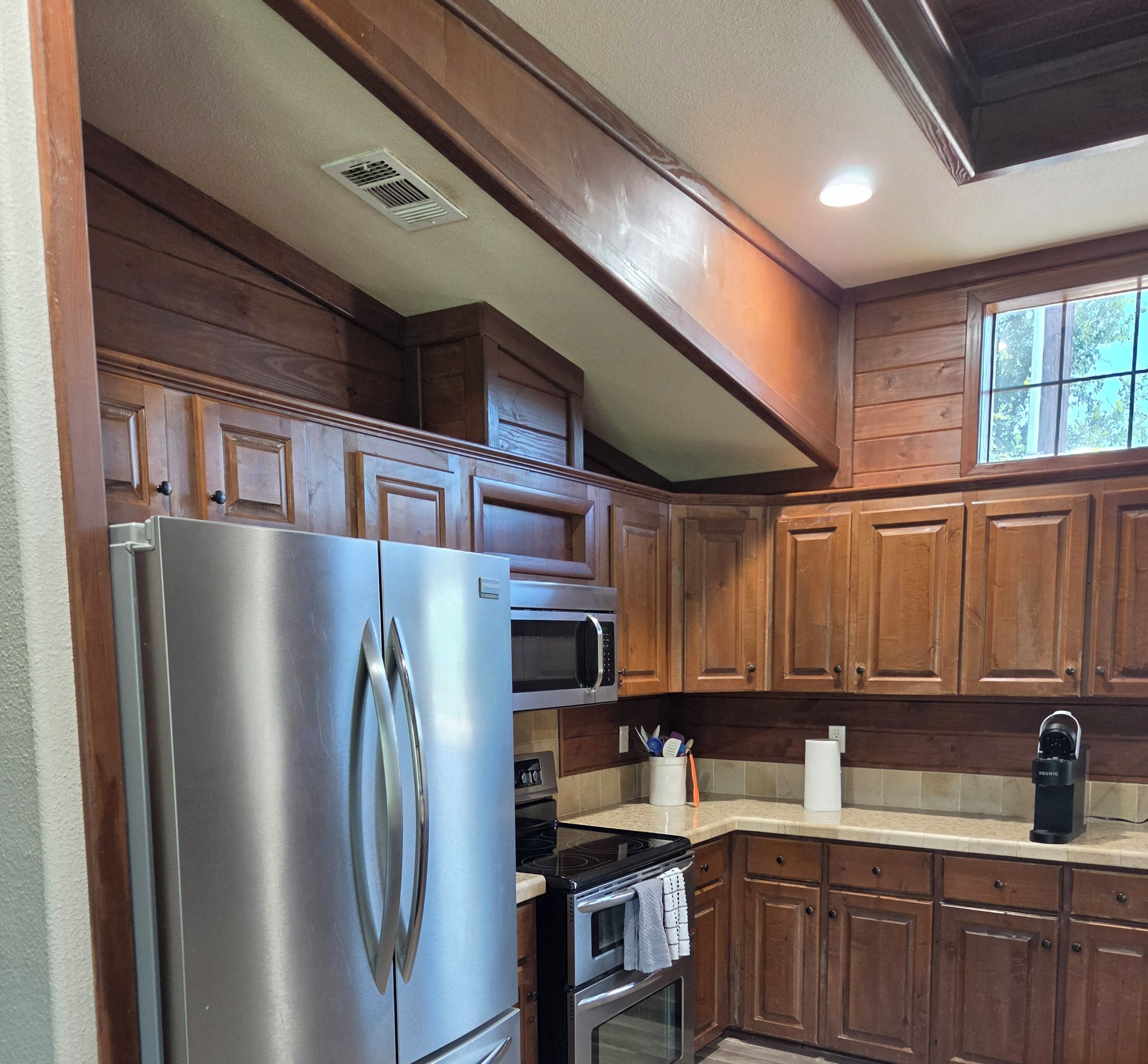 Coffee/tea maker, fridge, microwave, oven
