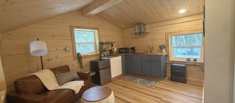 Adorable Tiny Cabin with water and WiFi