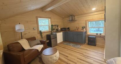 Adorable Tiny Cabin with water and WiFi