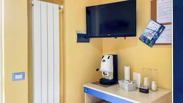 Habitación básica, balcón, vistas a la ciudad | Interior