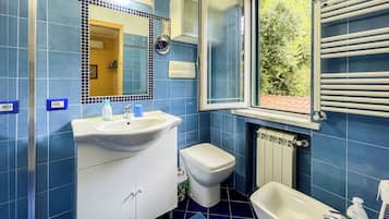 Basic Room, Balcony, City View | Bathroom