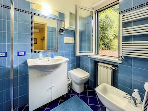 Basic Room, Balcony, City View | Bathroom - Camera con Ingresso Indipendente (Campania)