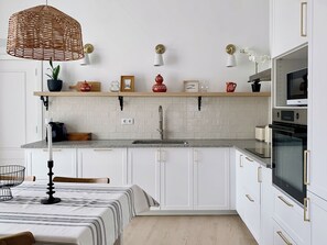 Wasserkocher mit Kaffee-/Teezubehör, Kühlschrank, Mikrowelle, Ofen