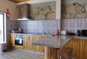 Wasserkocher mit Kaffee-/Teezubehör, Kühlschrank, Mikrowelle, Ofen