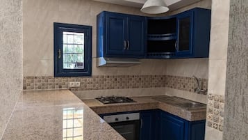 Family Room, Garden View | Private kitchen | Shared fridge, shared microwave