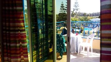 Deluxe Double Room, Balcony, Pool View | Interior